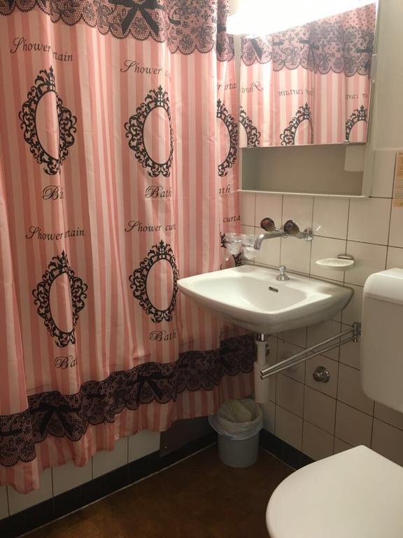 Zak Neuhausen Hostel Neuhausen Am Rheinfall Kültér fotó